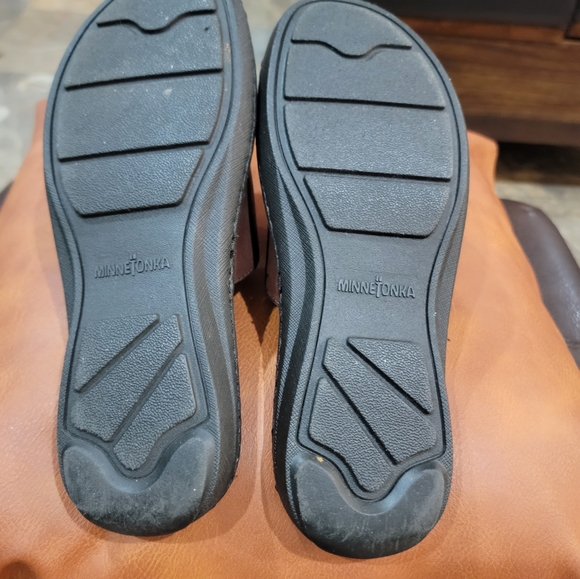 MinneTonka Gillyslide Sandals - Picture 5 of 6